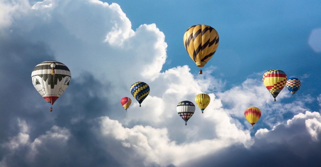 Mongolfières s'élevant dans l'azur du ciel